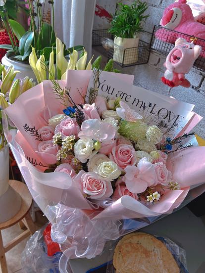 19朵粉玫瑰2朵粉色蝴蝶蘭1朵白色乒乓菊白桔梗藍星花噴泉草細葉尤加利