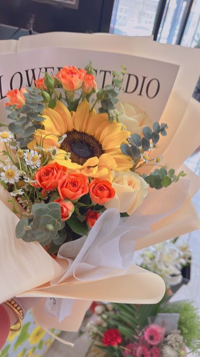 向日葵香檳混搭花束（一朵向日葵三朵香檳泡泡尤加利洋甘菊）