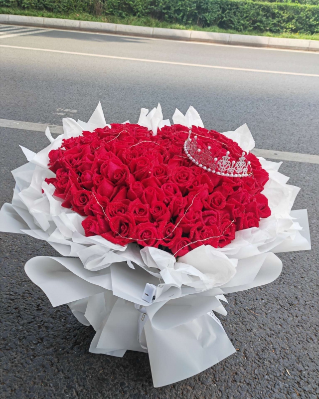 99朵紅玫瑰心形皇冠璀璨皇冠彩燈