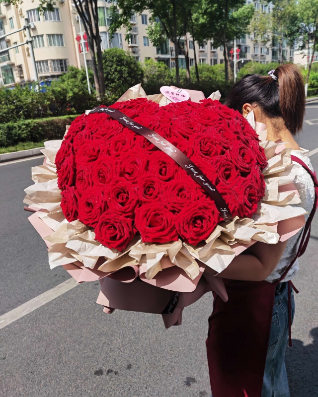 52朵紅玫瑰花束