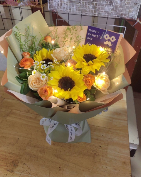 3朵向日葵，三朵香檳，燈串1條，泡泡，洋甘菊配葉