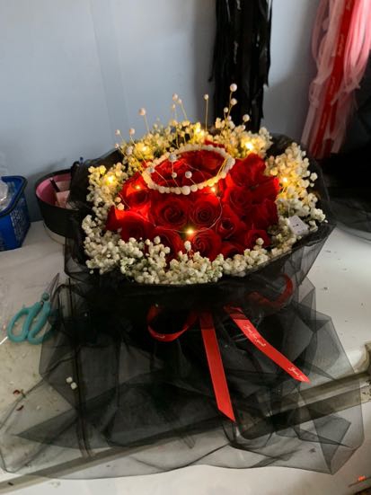 33枝卡羅拉紅玫瑰搭配白色滿天星，1條燈串，1個皇冠