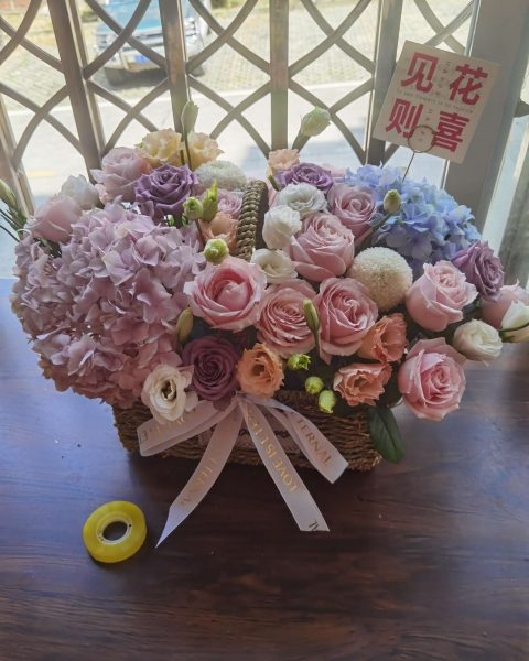 1支藍色繡球，1支粉色繡球，15朵雪山粉玫瑰，5朵紫玫瑰，2朵白色乒乓。大量白色桔梗，銀葉菊，尤加利葉，大號花籃