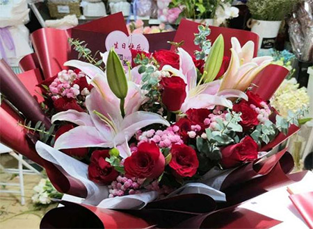 真爱永恒：结婚纪念日送什么鲜花传递情感
